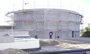 runde-fermenter-aus-beton-in-bauphase-links