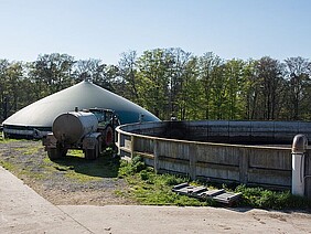 Kalkstickstoff als Additiv zu Gülle & Co.: Weniger Emissionen im Lager, mehr Biogas